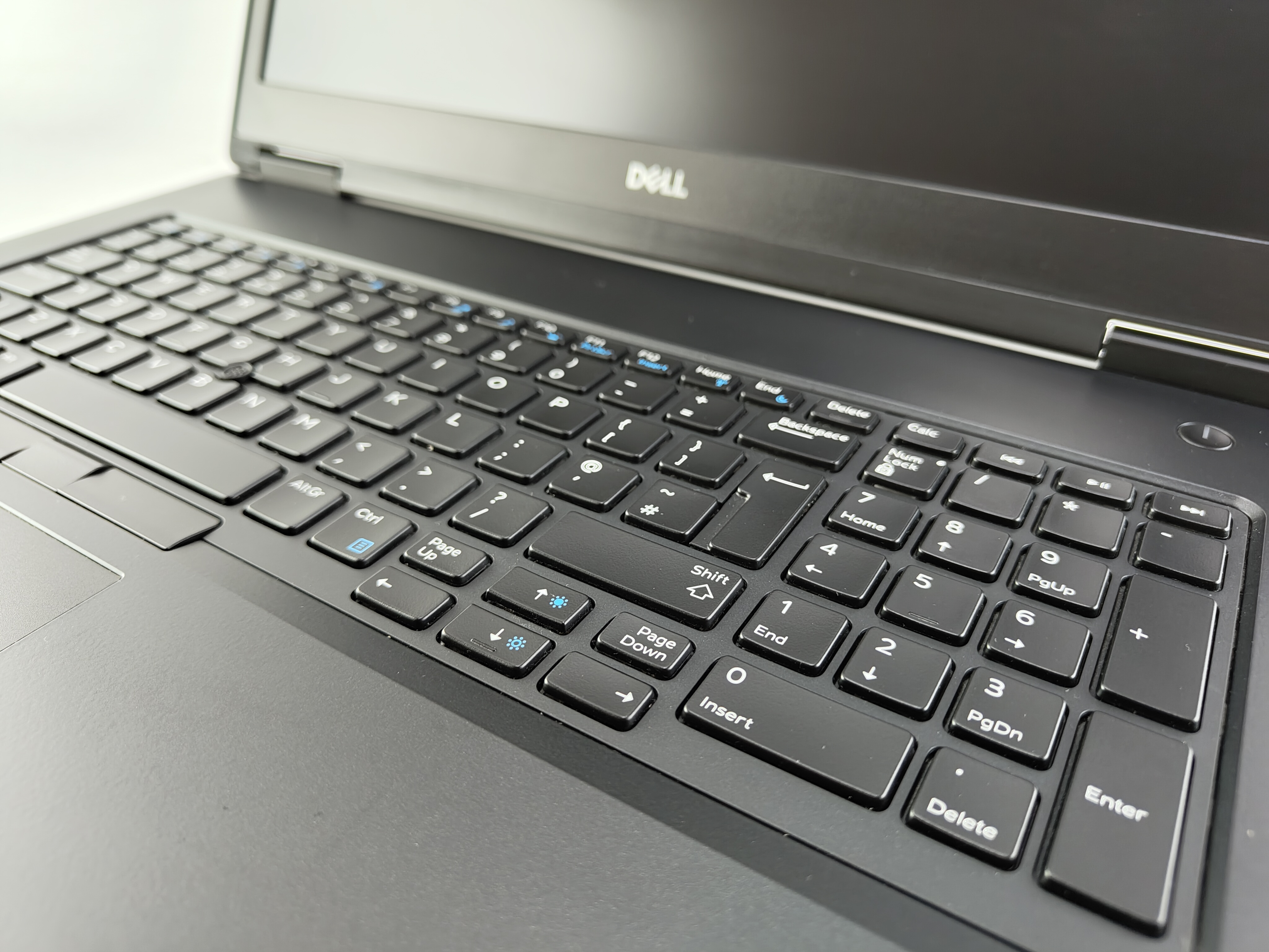 [ NVIDIA Quadro P3200] Dell Precision 7730 / i7 8750H - фото 2