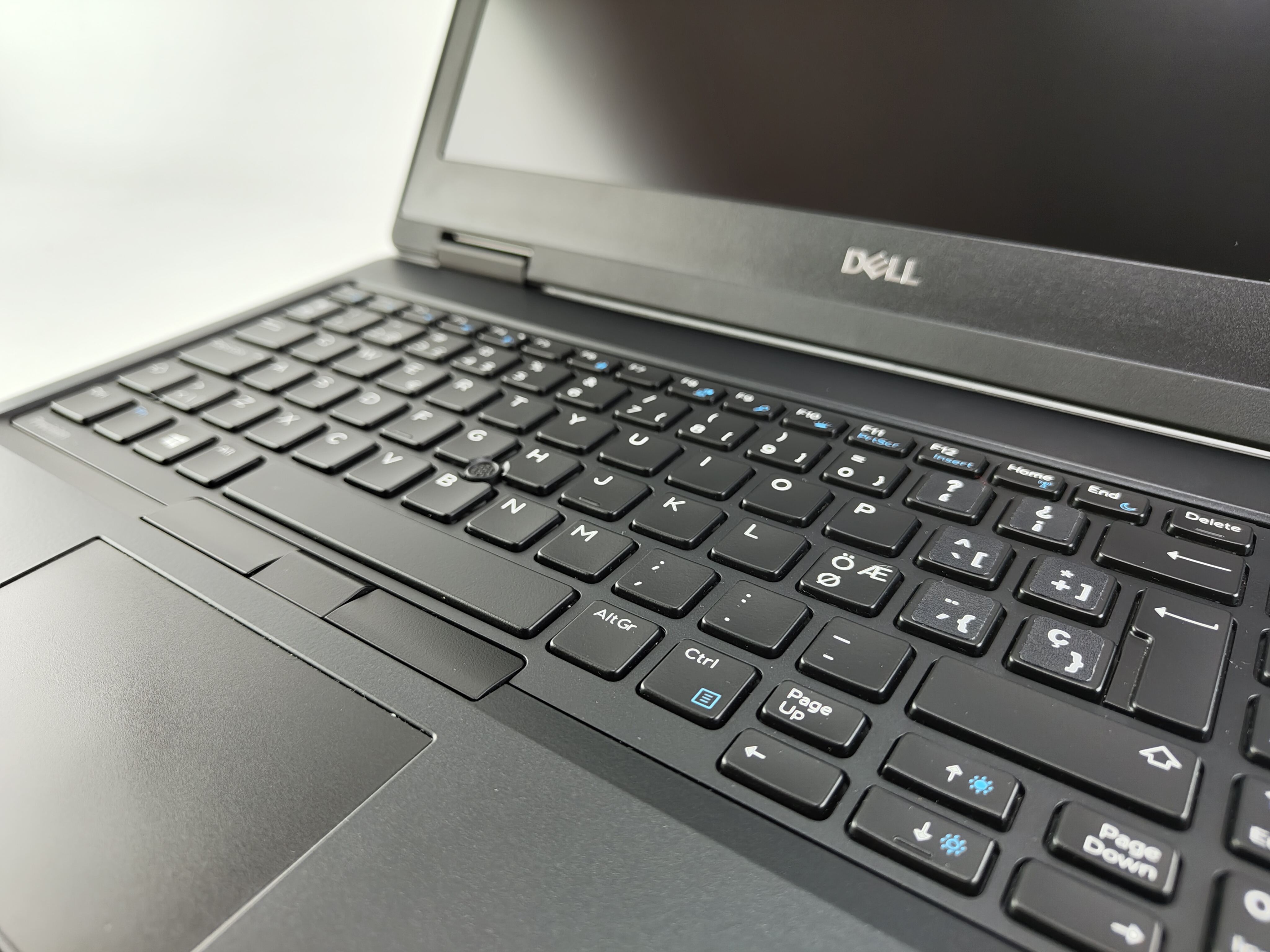 Dell Precision 7530 Core i5 8400H / NVIDIA Quadro P3200 - фото 2