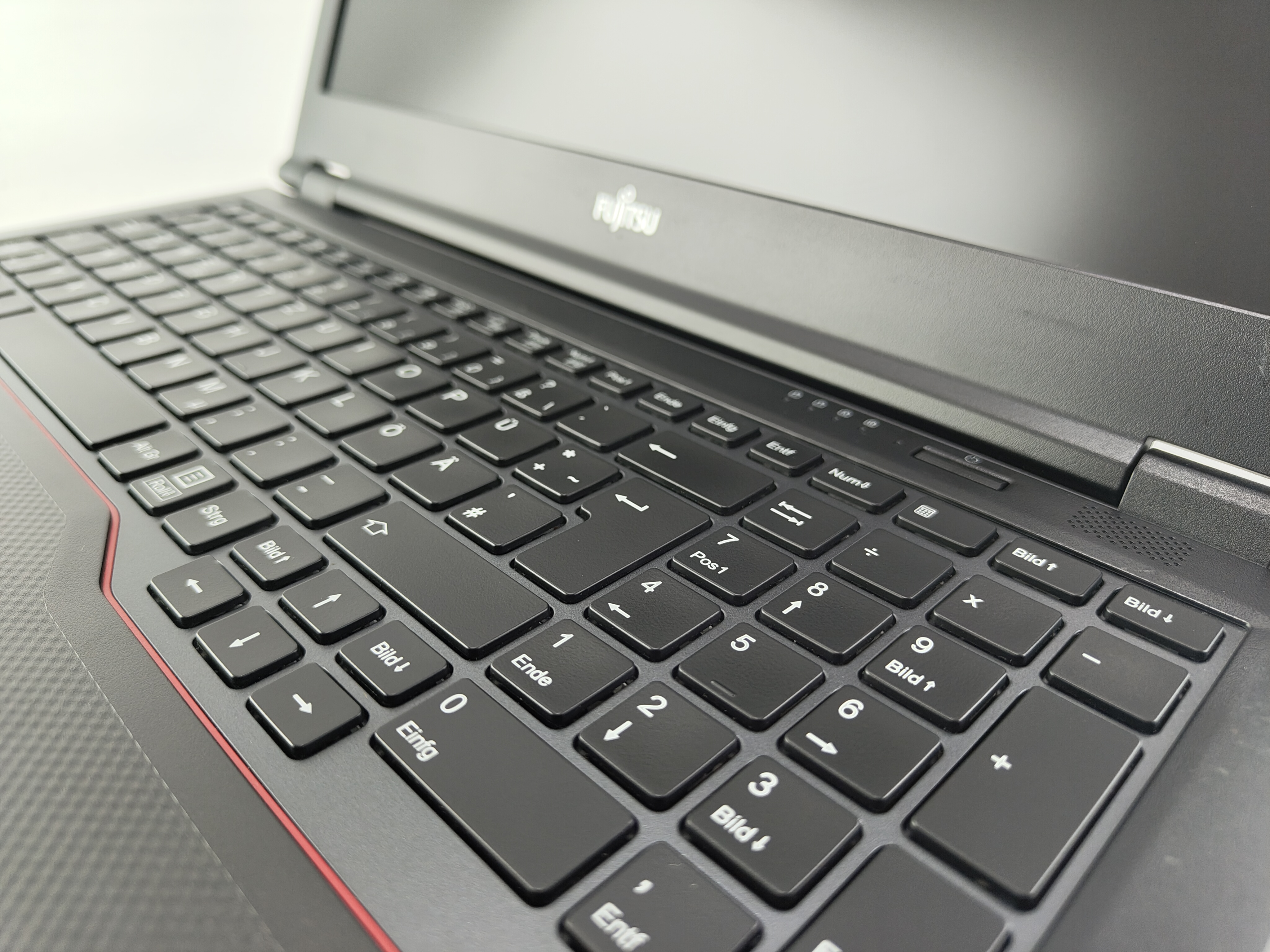 Fujitsu LifeBook E5510 Core i3 10110U / 8 GB RAM - фото 3